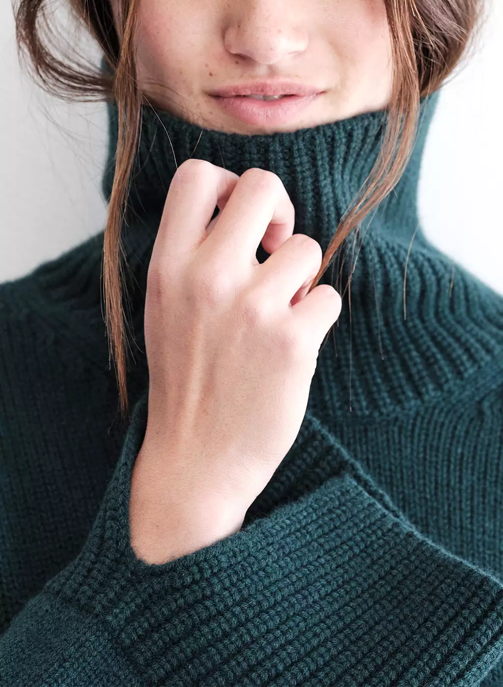 Cozy Cashmere Blend Turtleneck Sweater in Rainforest