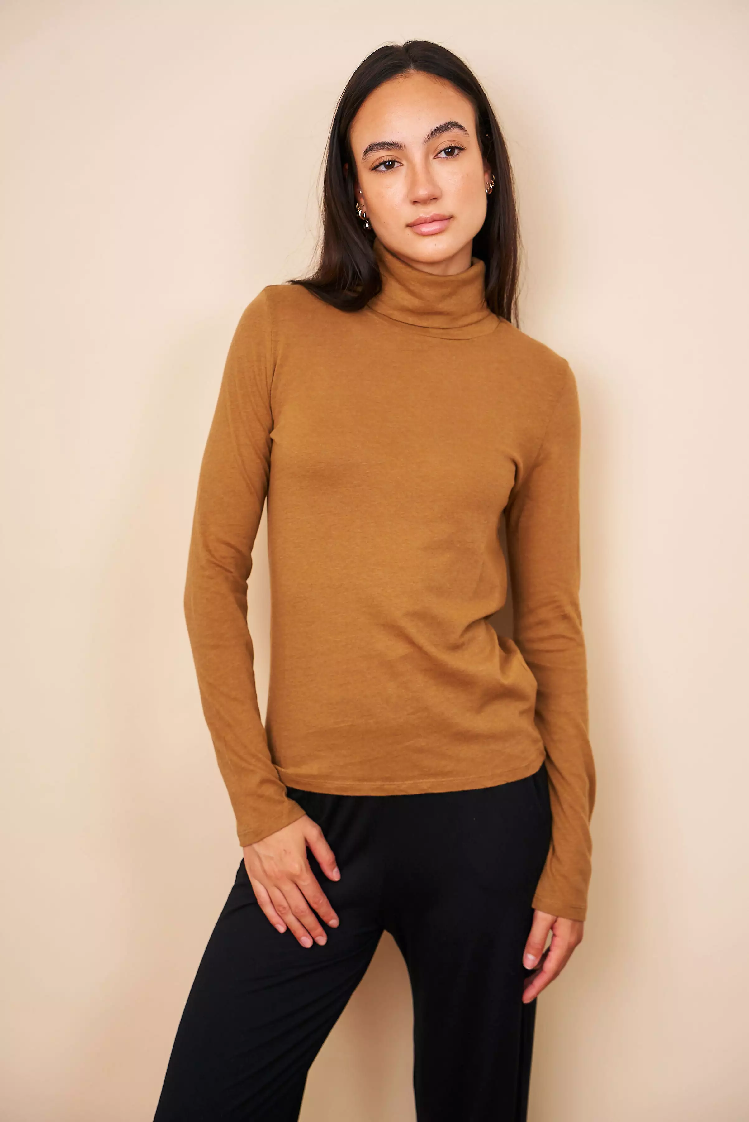 Majestic Cotton/Cashmere Long Sleeve Turtleneck in Camel