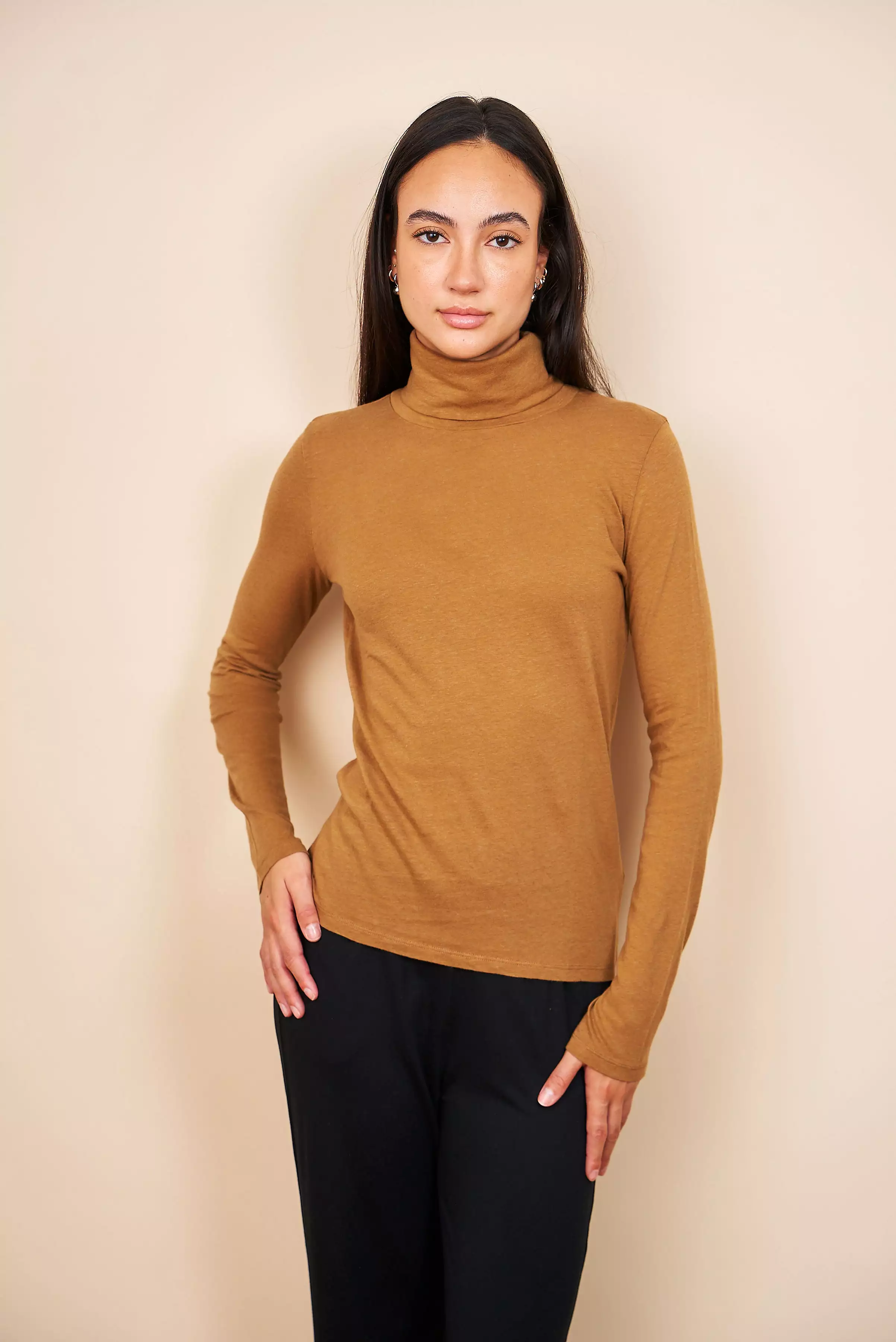 Majestic Cotton/Cashmere Long Sleeve Turtleneck in Camel