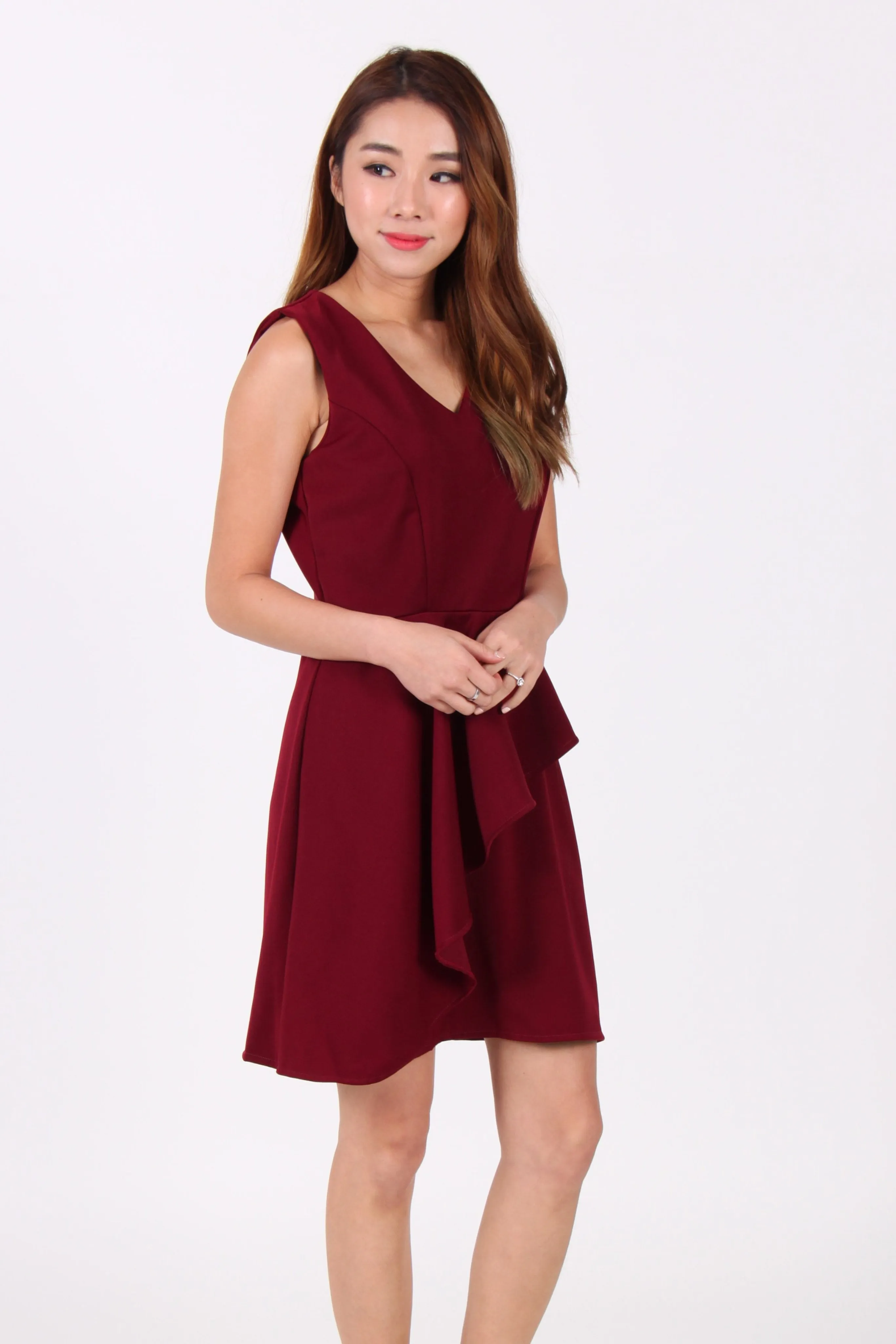 V-Neck Sleeveless Ruffles Shift Dress in Maroon